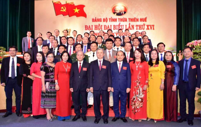 50 thành viên Ban Chấp hành Đảng bộ tỉnh Thừa Thiên Huế khóa XVI, nhiệm kỳ 2020 - 2025 ra mắt tại Đại hội. Ảnh: T.T.