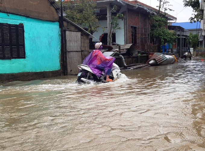 Mưa lớn, các hồ thủy điện điều tiết xả lũ đã khiến nhiều vùng thấp trũng ở tỉnh Thừa Thiên - Huế bị ngập sâu. Ảnh: Tiến Thành.