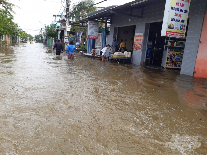 Do ảnh hưởng của hoàn lưu cơn bão số 12, nhiều khu vực ở tỉnh Thừa Thiên- Huế đến nay vẫn còn bị ngập sâu, sinh hoạt và giao thông đi lại của người dân bị ảnh hưởng nghiêm trọng.