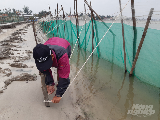 Gia cố lại những hồ nuôi , giăng lưới bảo vệ thủy sản ở những khu vực nguy cơ nước lũ tràn về.