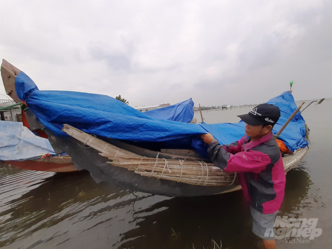 Thuyền, bè đánh cá cũng được che đậy, kĩ càng. Đến nay, 100% tàu, thuyền ở tỉnh Thừa Thiên- Huế đã vào khu neo đậu an toàn và thực hiện các biện pháp chống bão.