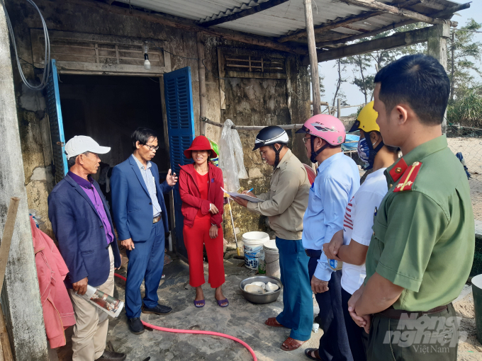 Ông Đặng Tiến Tùy, Chủ tịch UBND xã Phú Thuận (huyện Phú Vang) cho biết, địa phương này đã phải sơ tán 140 hộ dân với khoảng 460 khẩu ra khỏi vùng nguy cơ nước biển xâm thực, sạt lở bờ biển.