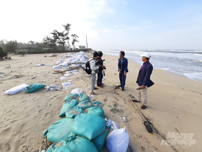 Xã Phú Thuận cũng đã phải gia cố nhiều km bờ biển bị sạt lở, những nơi nước biển xâm thực uy hiếp tài sản và tính mạng người dân.