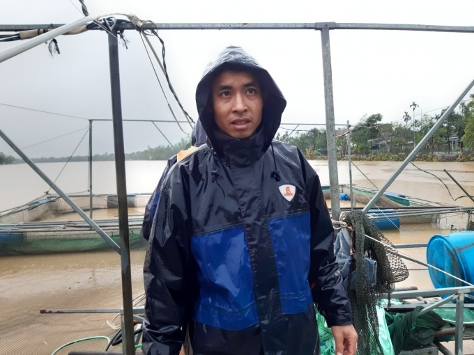 Anh Nguyễn Văn Sinh, trú ở phường Tứ Hạ, TX Hương Trà cho biết, gió bão đã khiến nhiều lồng cá nuôi trên sông Bồ của gia đình anh bị hư hại nặng, hơn 10 tấn cá diêu hồng bị chết, nước lũ cuốn trôi.