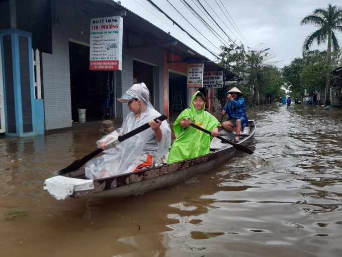 Theo Ban Chỉ huy PCTT&TKCN Thừa Thiên - Huế, bão số 13 gây mưa lớn trên diện rộng khiến mực nước các sông ở Thừa Thiên - Huế lên nhanh. Theo đó, mực nước trên sông Hương vào 5h sáng 15/11 là 2,33 trên BĐ II 0,33m; trên sông Bồ tại Phú Ốc 3,39 trên BĐ II 0,39 m. Gió bão giật mạnh cũng đã làm hàng trăm ngôi nhà dân ở địa phương này bị tốc mái, nhiều cây xanh đổ gãy, hàng chục hecta nông nghiệp bị thiệt hại. Nhiều khu vực ở Thừa Thiên - Huế đến nay vẫn đang bị ngập lụt.