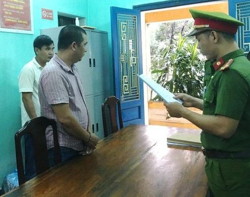 Cơ quan chức năng tiến hành lệnh bắt đối với đối tượng Nguyễn Phước Quý Tuấn. Ảnh: Công an cung cấp.