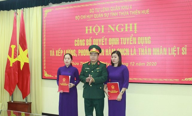 Bộ chỉ huy Quân sự tỉnh Thừa Thiên - Huế tuyển dụng thân nhân 2 liệt sĩ hi sinh trong khi làm nhiệm vụ cứu hộ, cứu nạn tại thủy điện Rào Trăng 3. Ảnh: T.T.
