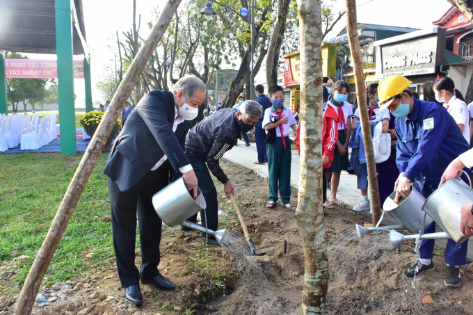 Ông Phan Ngọc Thọ- Chủ tịch UBND tỉnh Thừa Thiên- Huế cùng với người dân thực hiện Tết trồng cây. Ảnh: T.T.