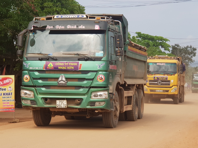 Xe tải chở vật liệu thi công cao tốc Cam Lộ- La Sơn, đoạn qua huyện Phong Điền. Ảnh: Tiến Thành.