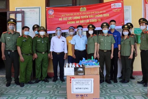Công an tỉnh Thừa Thiên- Huế trao tặng  khẩu trang và nhiều vật tư y tế phòng, chống dịch Covid-19 tại một điểm bầu cử ở huyện Nam Đông. Ảnh: T.T.