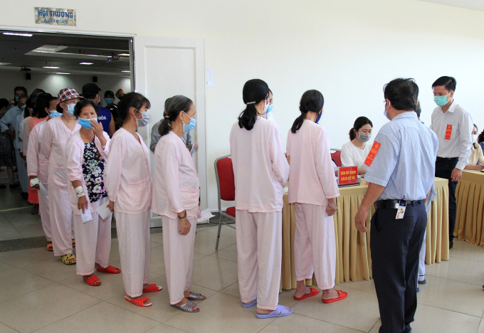 Tại bệnh viện Trung ương Huế, gần 1.400 cử tri là bệnh nhân, người nhà bệnh nhân đang điều trị được tạo điều kiện thuận lợi trong thực hiện bầu cử. Đây là điểm bỏ phiếu thuộc Tổ bầu cử số 8, Đơn vị bầu cử số 5 phường Vinh Ninh, TP. Huế. 