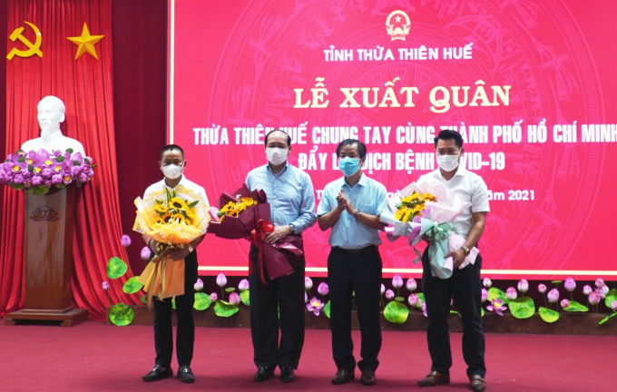 Lãnh đạo tỉnh Thừa Thiên- Huế tặng hoa động viên đại diện đoàn trước khi lên đường. Ảnh: T.T.