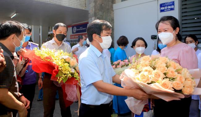Chủ tịch UBND tỉnh Thừa Thiên- Huế Nguyễn Văn Phương tặng hoa động viên đoàn công tác. Ảnh: T.T