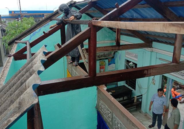 Bão số 5 đã làm 29 nhà dân ở huyện Phong Điền, huyện Quảng Điền, tỉnh Thừa Thiên– Huế bị tốc mái. ảnh: T.T.