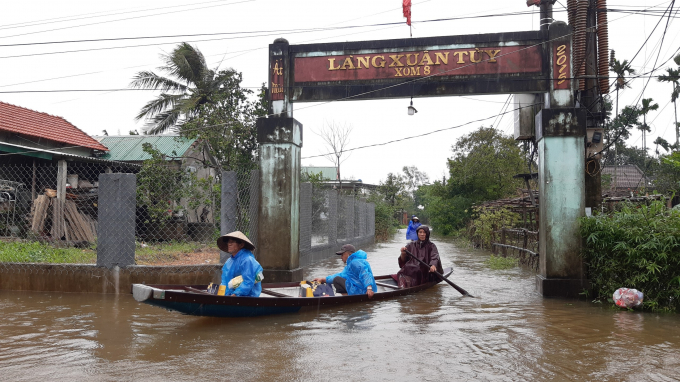 Mưa lớn kéo dài cùng với thủy điện xã lủ khiến nhiều nơi ở Thừa Thiên - Huế bắt đầu bị ngập úng. Ảnh: Tiến Thành.