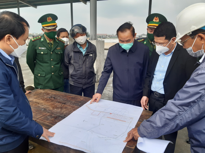Đoàn công tác đề nghị sớm hoàn thành dự án Cảng cá Thuận An kết hợp khu neo đậu để đưa vào sử dụng. Ảnh: Công Điền.