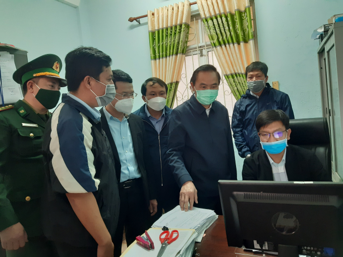 Đoàn công tác của Bộ NN-PTNT kiểm tra công tác việc thực hiện IUU tại cảng cá Thuận An. Ảnh: Công Điền.