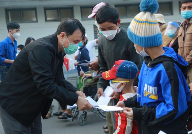 GS.TS Phạm Như Hiệp, Giám đốc Bệnh viện Trung ương Huế tặng quà hỗ trợ cho các bệnh nhân. Ảnh: T.T