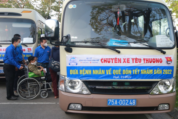 Bệnh viện Trung ương Huế tổ chức các  chuyến xe chở gần 100 bệnh nhân và người nhà về quê đón Tết. Ảnh: T.T