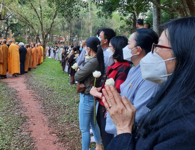 Hàng nghìn tăng ni, phật tử và người dân đi theo đoàn xe rước kim quan đưa tiễn Thiền sư dọc đường. 