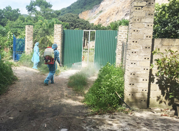 Lực lượng chức năng tiến hành tiêu độc, khử trùng trại gà phát hiện nhiễm chủng cúm A/H5N8 thuộc thôn Bãi Cát, xã Vũ Oai, TP Hạ Long. Ảnh: QMG