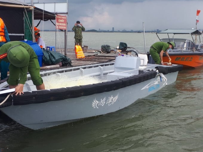 Lực lượng chức năng TP Móng Cái (Quảng Ninh) nhanh chóng triển khai các biện pháp tìm kiếm, cứu hộ, cứu nạn sau khi nhận được thông tin về vụ va chạm xuồng máy. Ảnh: Hữu Việt