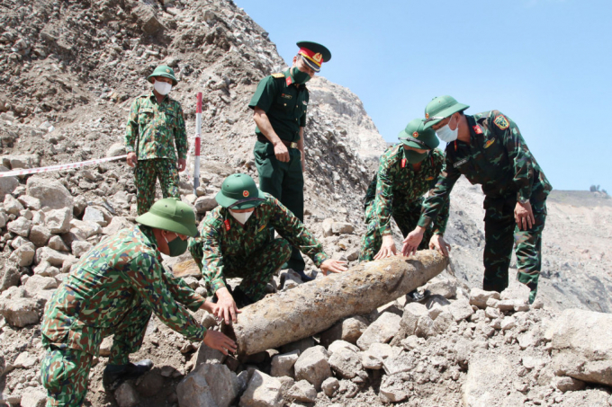 Quả bom nặng gần 230kg được phát hiện tại mỏ Đông Đá Mài (phường Mông Dương, TP Cẩm Phả). Ảnh: QMG