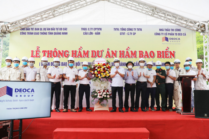 Chủ tịch UBND tỉnh Quảng Ninh Nguyễn Tường Văn dự lễ thông hầm. Ảnh: QMG