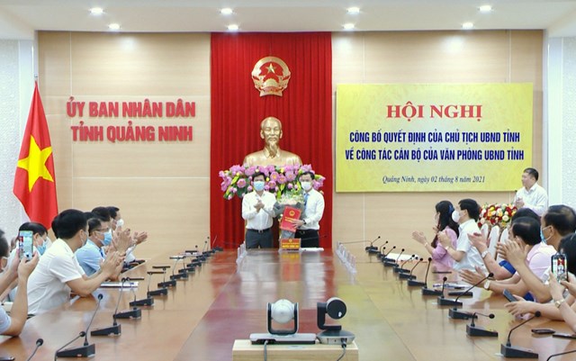 Ông Nguyễn Tường Văn, Chủ tịch UBND tỉnh Quảng Ninh, trao quyết định bổ nhiệm ông Phạm Hồng Biên giữ chức Chánh Văn phòng UBND tỉnh. Ảnh: QMG