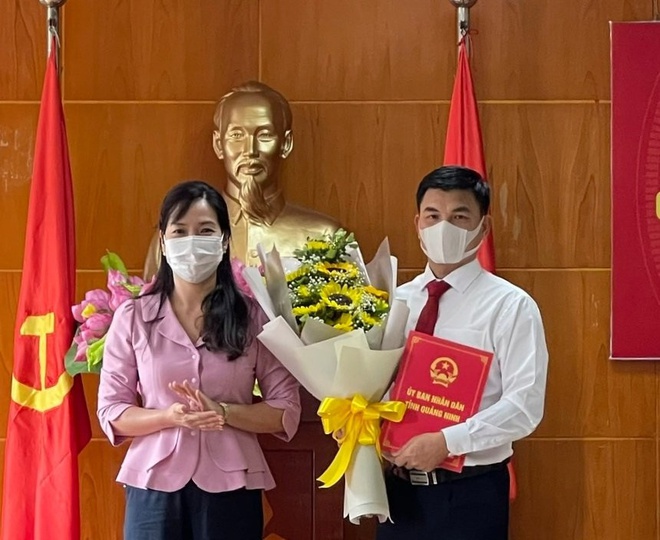 Bà Nguyễn Thị Hạnh, Phó Chủ tịch UBND tỉnh Quảng Ninh, trao quyết định bổ nhiệm ông Nguyễn Mạnh Hà giữ chức Giám đốc Sở Văn hóa và Thể thao. Ảnh: QMG