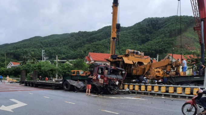 Thời điểm xảy ra vụ tai nạn, thời tiết có mưa rào, mặt đường trơn ướt, vị trí xảy ra tai nạn lại là đoạn đường cong, xuống dốc.