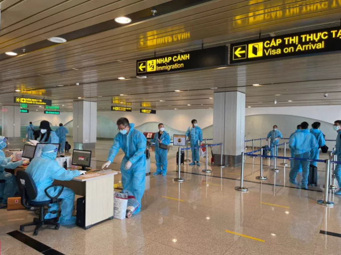 Hành khách làm thủ tục nhập cảnh tại sân bay Vân Đồn.