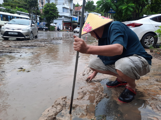 Ông Ngô Đình Bội (tổ 24 khu 4B1 phường Cửa Ông, TP Cẩm Phả) cho biết: 'Từ sáng sớm đã xuất hiện mưa lớn kéo dài dẫn đến tình trạng đường phố bị ngập, hiện tại tôi đang phải làm công tác vệ sinh, tạo dòng chảy và không để bùn đất làm tắc miệng cống'.