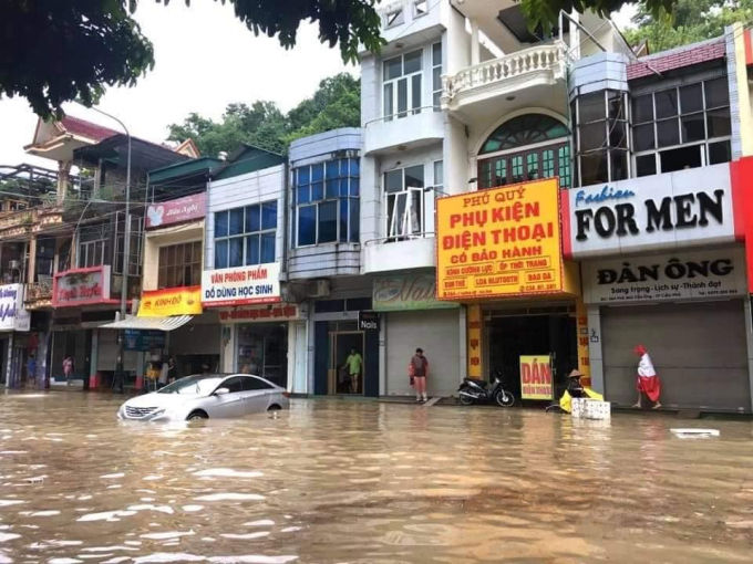 Mưa lớn kéo dài từ sáng đến trưa ngày 24/9, với tổng lượng mưa đo được trên 170mm đã gây ngập úng cục bộ nhiều khu vực trên địa bàn TP Cẩm Phả (Quảng Ninh)