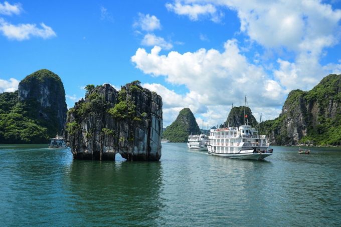 Quảng Ninh và Hải Phòng thống nhất mức thu phí chung cho du khách khi tới tham quan tại vịnh Hạ Long - Cát Bà sau khi quần đảo Cát Bà được công nhận là di sản thiên nhiên thế giới.