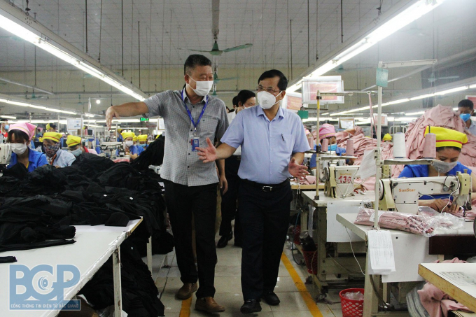Ông Phan Thế Tuấn, Phó Chủ tịch UBND tỉnh Bắc Giang kiểm tra tình hình sản xuất tại các doanh nghiệp. Ảnh: BGP
