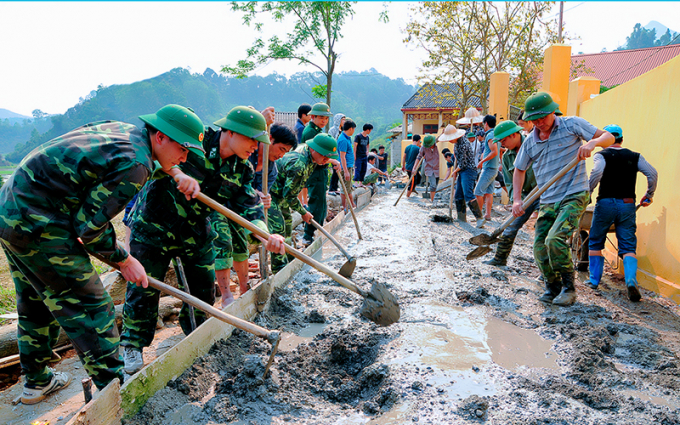 Các chiến sĩ Ðồn Biên phòng Bảo Lâm (huyện Cao Lộc) giúp người dân làm đường giao thông. Ảnh: Võ Việt.