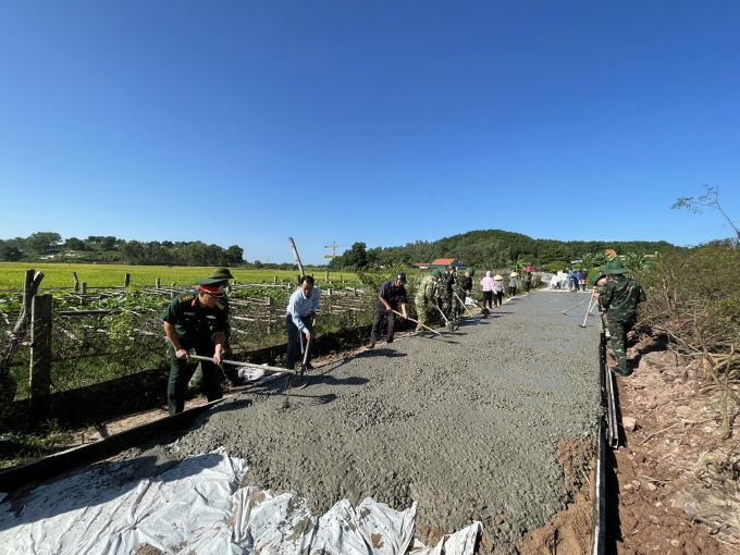 Cán bộ chiến sỹ Lâm trường 27 cùng với cán bộ và người dân (thôn 11 xã Hải Xuân) triển khai dự án xây dựng tuyến đường ngõ xóm.
