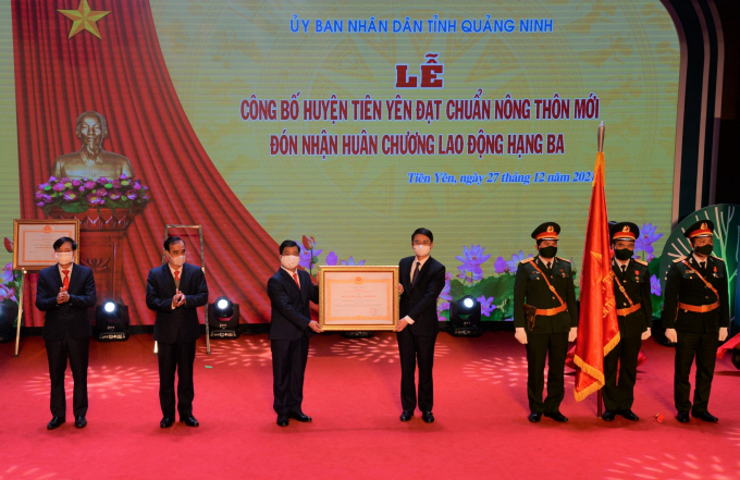 Huyện Tiên Yên được trao tặng Huân chương Lao động hạng III của Thủ tướng Chính phủ. Ảnh: Nguyễn Thành