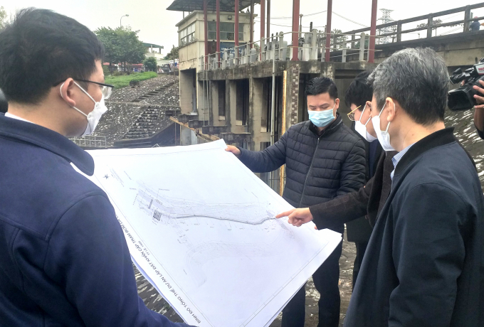 The delegation surveyed the location of the construction project of Lien Mac pumping station. Photo: Minh Phuc.