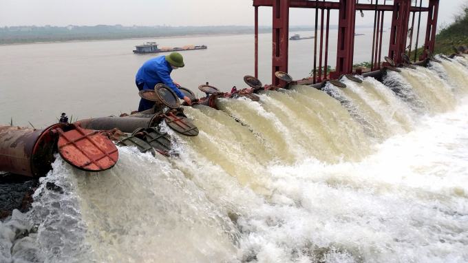 Workers of Song Tich Irrigation Company operate the Phu Sa field pumping station to pump water from the Red river to power the system on February 15. Photo: Minh Phuc.