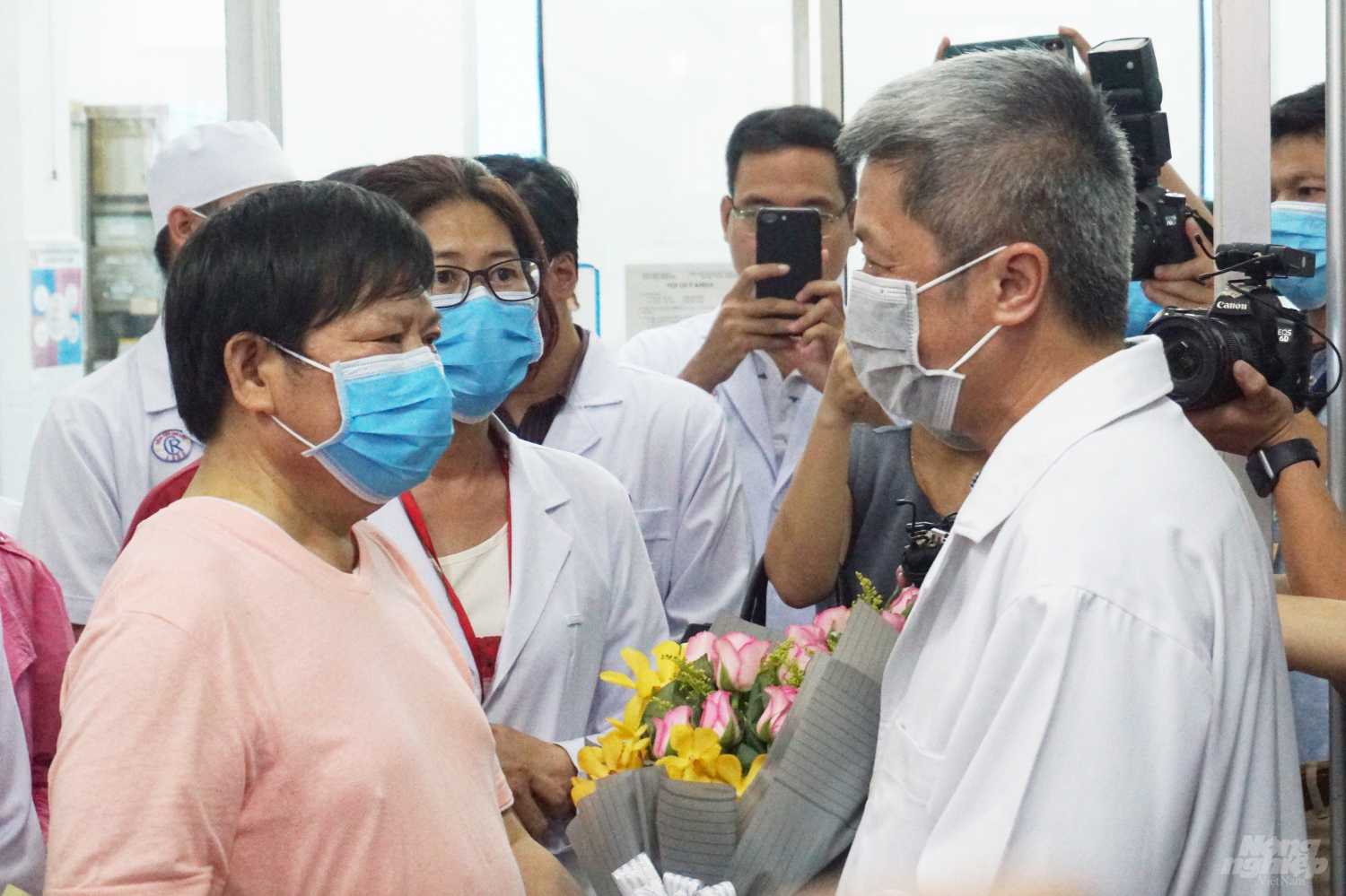 Bệnh nhân Li Ding gửi lời cám ơn tới Chính phủ Việt Nam, Bộ Y tế Việt Nam và các y bác sĩ Bệnh viện Chợ Rẫy. Ảnh: Nguyễn Thủy.