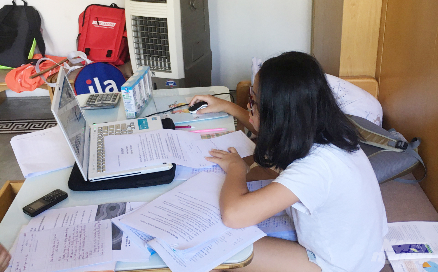 Trong thời gian nghỉ học, các em học sinh tự ôn tập bài và học trực tuyến tại nhà .Ảnh: Nguyễn Thủy.