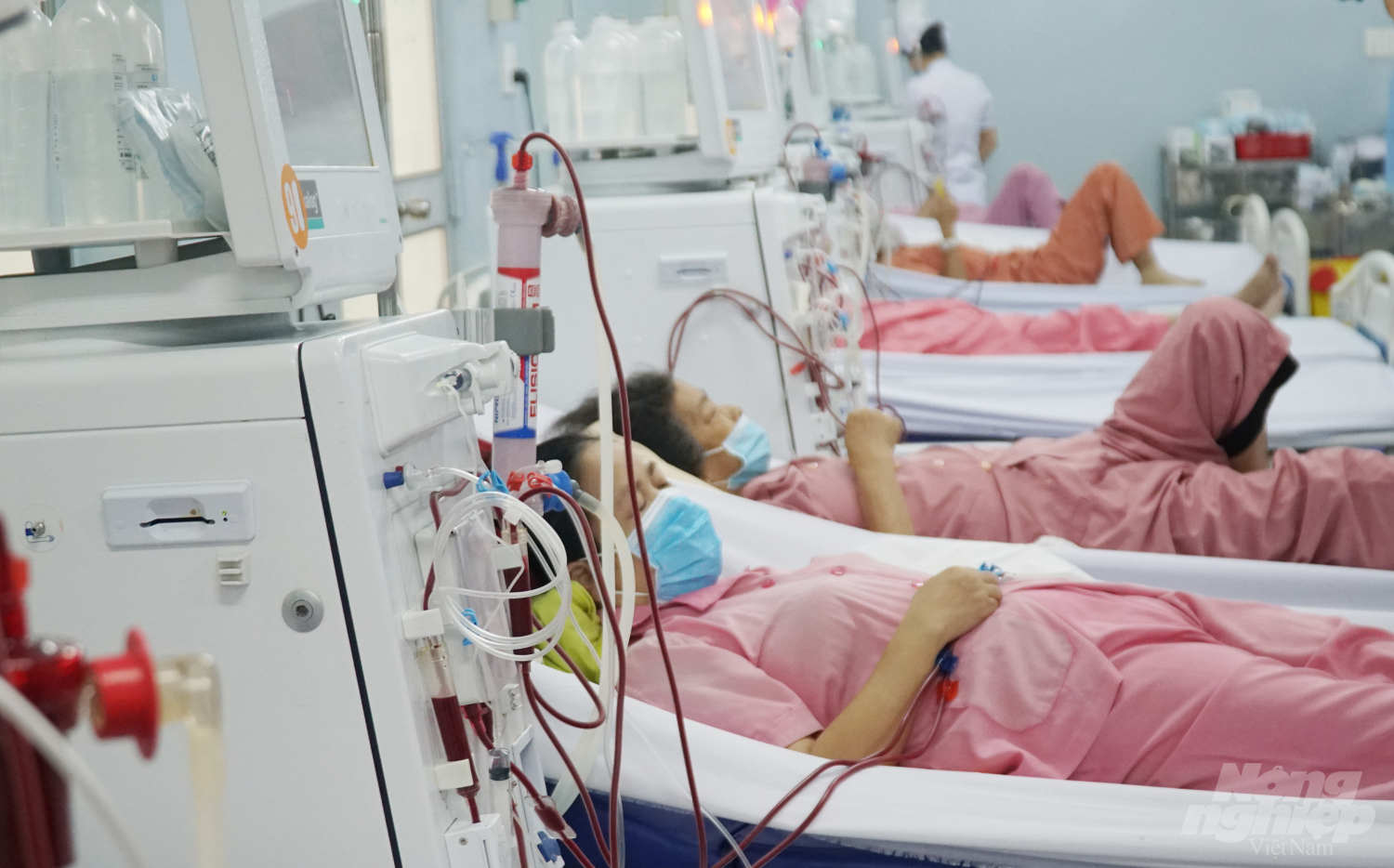 Bệnh nhân chạy thận tại Bệnh viện Chợ Rẫy được yêu cầu không tái sử dụng lại dây (lọc máu) để an toàn cho bệnh nhân. Ảnh: Nguyễn Thủy.