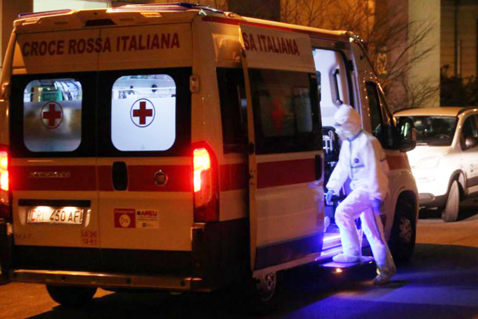 Xe cứu thương vận chuyển người bị nhiễm coronavirus đến Bệnh viện Sacco ở Milan, Ý. Ảnh: EPA-EFE.
