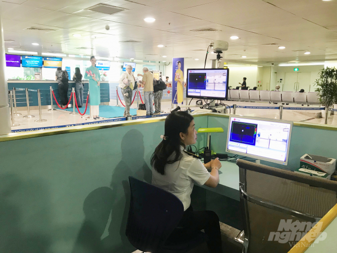 Kiểm soát hành khách nhập cảnh tại sân bay Tân Sơn Nhất - Ảnh: H.Hùng.
