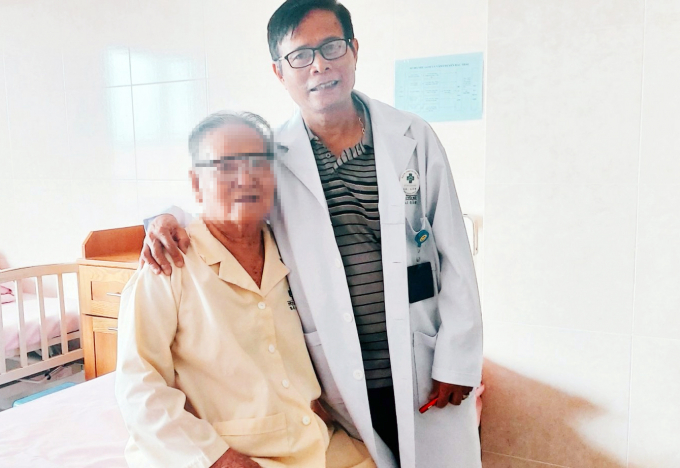Bác sĩ CKII Trần Văn Kết, Giám đốc Bệnh viện Mắt Sài Gòn Cần Thơ chụp hình cùng bệnh nhân sau khi mắt cụ B. đã được phẫu thuật. Ảnh: Bệnh viện cung cấp.