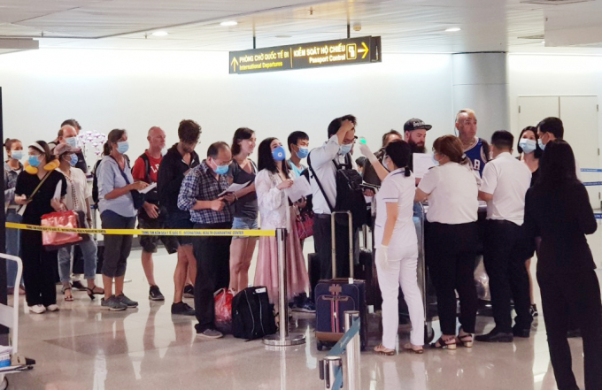 Kiểm tra thân nhiệt của hành khách nhập cảnh tại sân bay quốc tế Tân Sơn Nhất. Ảnh: TTKD y tế quốc tế TP.HCM cung cấp.