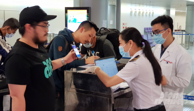 Khai báo y tế điện tử đối với khách nhập cảnh tại sân bay Tân Sơn Nhất. Ảnh: H.Tâm.
