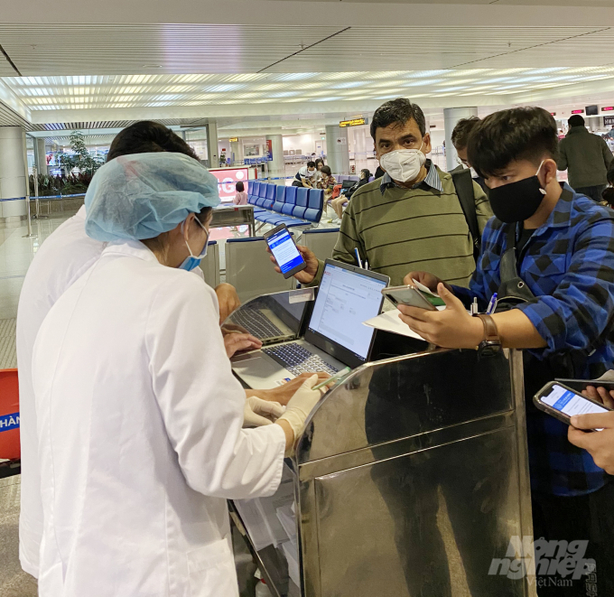 Thực hiện khai báo y tế điện tử tại sân bay quốc tế Tân Sơn Nhất. Ảnh: H.Tâm.
